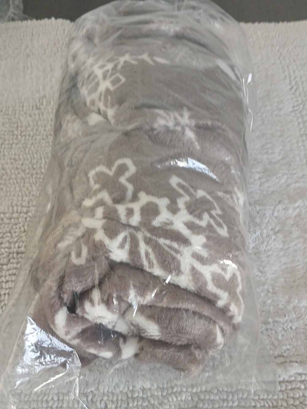 Plush Snowflake Print Throw Blanket - Taupe/White Large..nwt